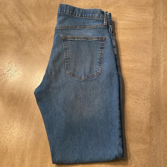 Old Navy men’s jeans. Size 31 waist x 32 length. Blue denim. Like New - Picture 3 of 3